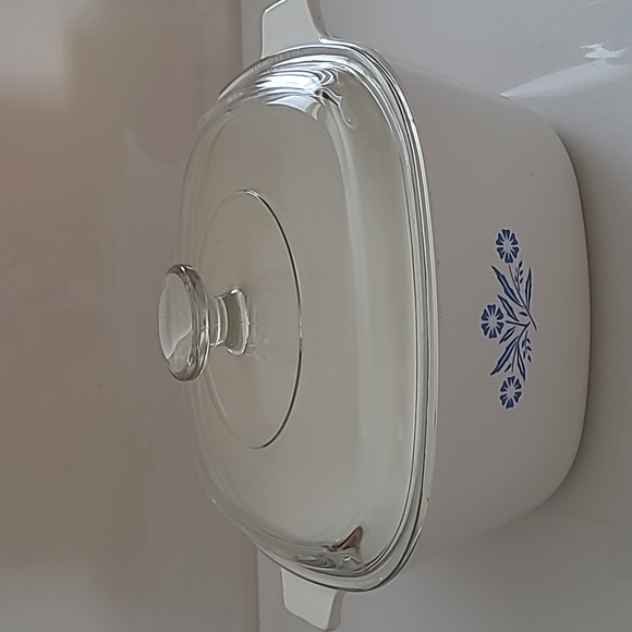 Corningware 2.5B- 80oz blue cornflower pattern  made in Canada - Picture 1 of 6